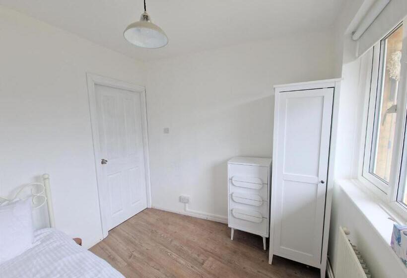 Modern 2 Bedroom Flat Near Chelsea