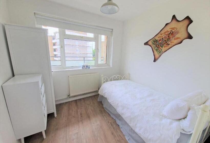 Modern 2 Bedroom Flat Near Chelsea