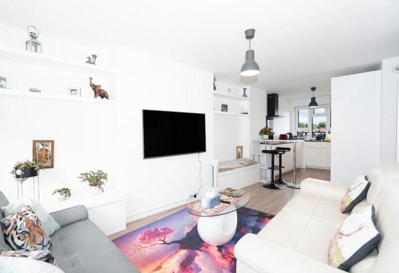 Modern 2 Bedroom Flat Near Chelsea