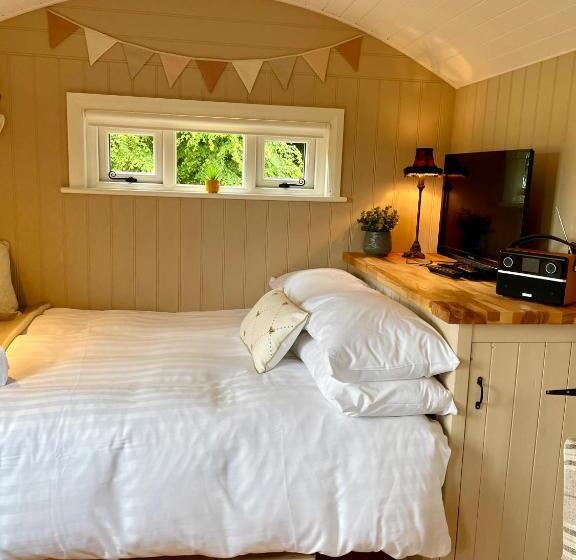 Sheelin Shepherds Hut 2 With Hot Tub