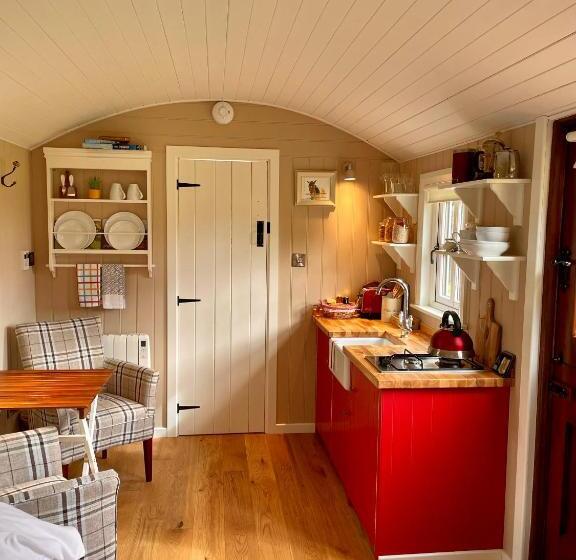 Sheelin Shepherds Hut 2 With Hot Tub