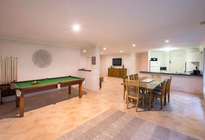 Beach & Trees, Beachfront Siesta Park