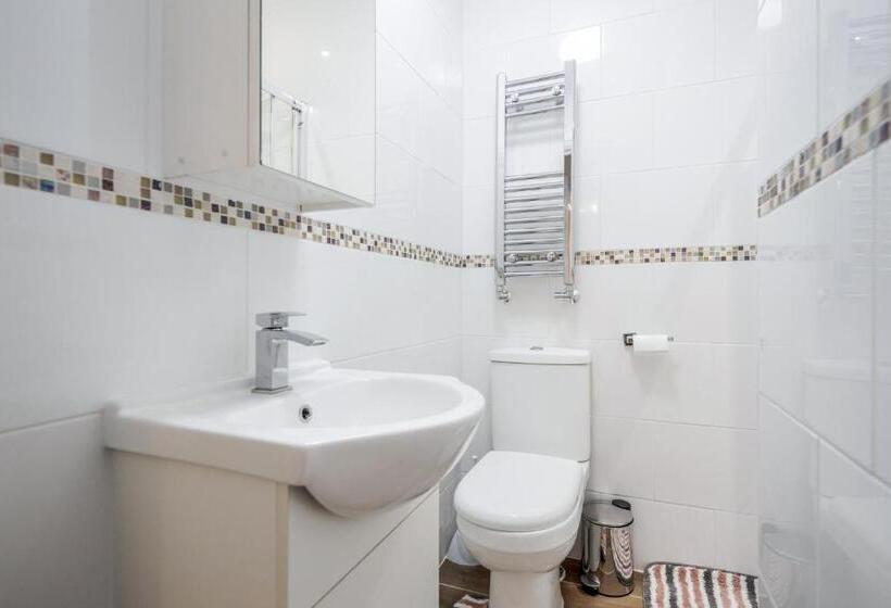 Dwellers Delight Living 3 Bed House 2 Bathroom With Wifi & Parking In Prime Location Of London Ching