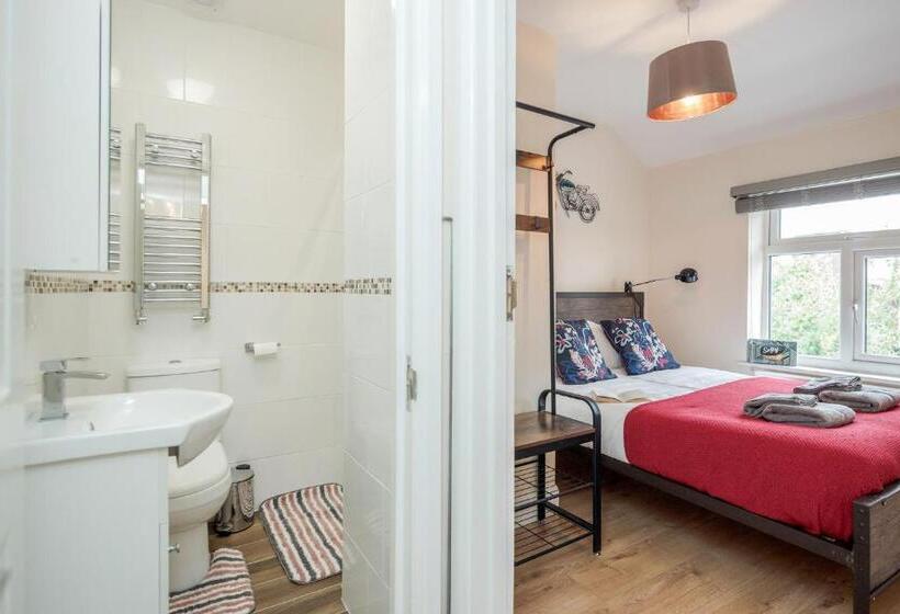 Dwellers Delight Living 3 Bed House 2 Bathroom With Wifi & Parking In Prime Location Of London Ching