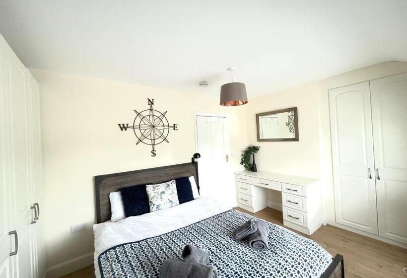 Dwellers Delight Living 3 Bed House 2 Bathroom With Wifi & Parking In Prime Location Of London Ching