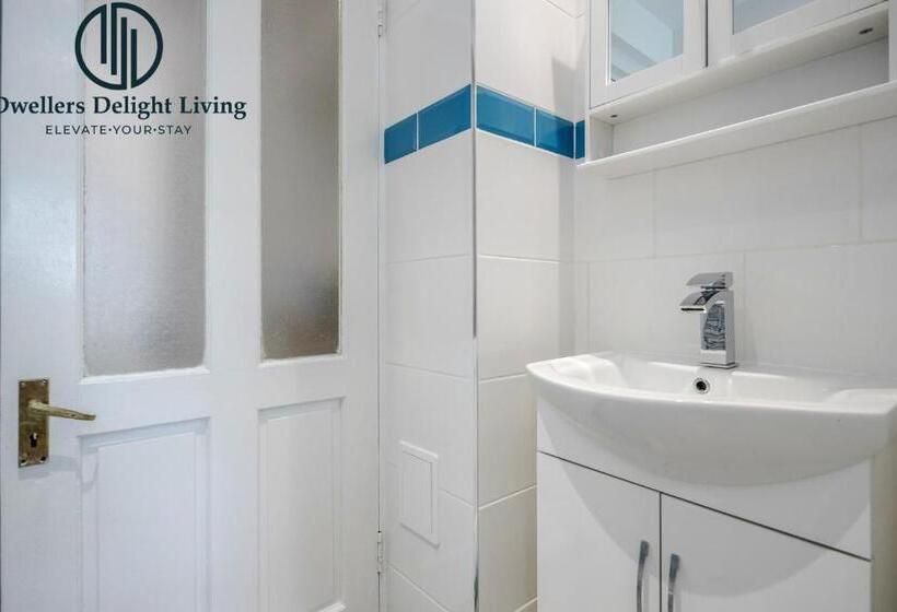 Dwellers Delight Living 3 Bed House 2 Bathroom With Wifi & Parking In Prime Location Of London Ching