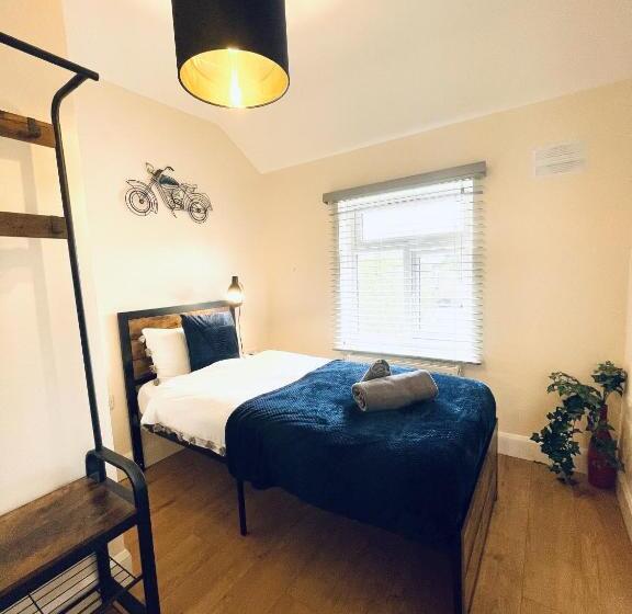 Dwellers Delight Living 3 Bed House 2 Bathroom With Wifi & Parking In Prime Location Of London Ching