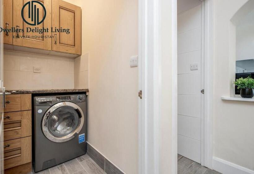 Dwellers Delight Living 3 Bed House 2 Bathroom With Wifi & Parking In Prime Location Of London Ching