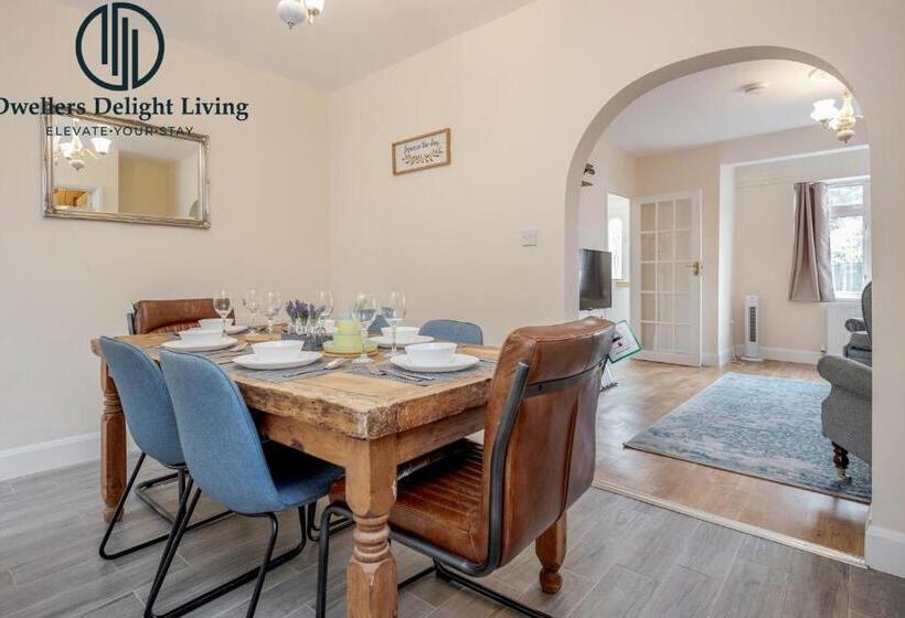 Dwellers Delight Living 3 Bed House 2 Bathroom With Wifi & Parking In Prime Location Of London Ching