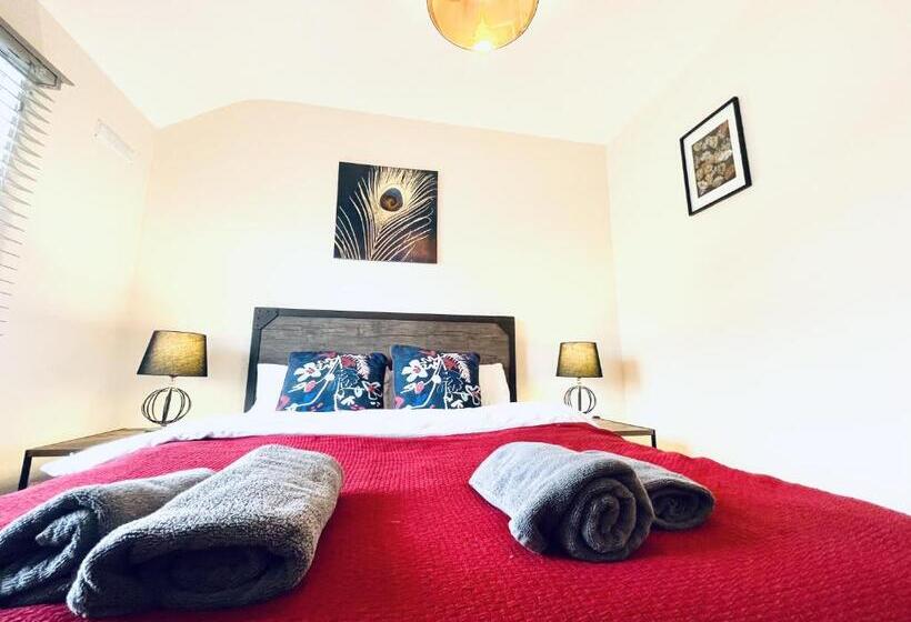 Dwellers Delight Living 3 Bed House 2 Bathroom With Wifi & Parking In Prime Location Of London Ching