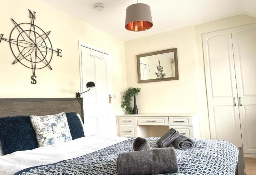 Dwellers Delight Living 3 Bed House 2 Bathroom With Wifi & Parking In Prime Location Of London Ching