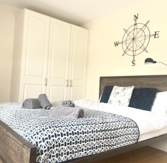 Dwellers Delight Living 3 Bed House 2 Bathroom With Wifi & Parking In Prime Location Of London Ching