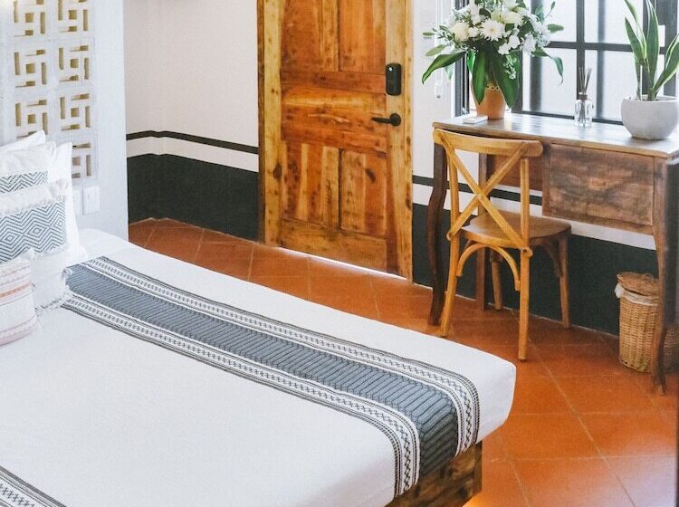 هتل Hiphipstay   The Colonial