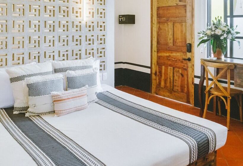 هتل Hiphipstay   The Colonial