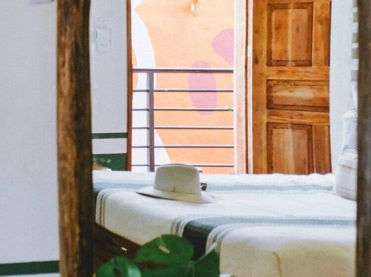 هتل Hiphipstay   The Colonial