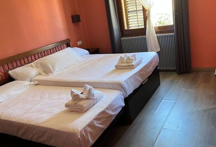 هتل Hostal Mega Darnius