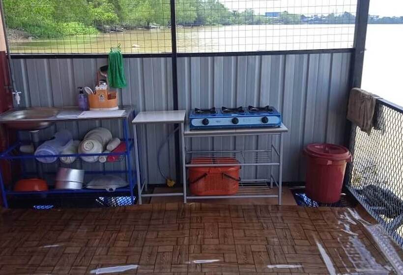 호텔 Oyo Home 90515 Rin Rakit Water Hut