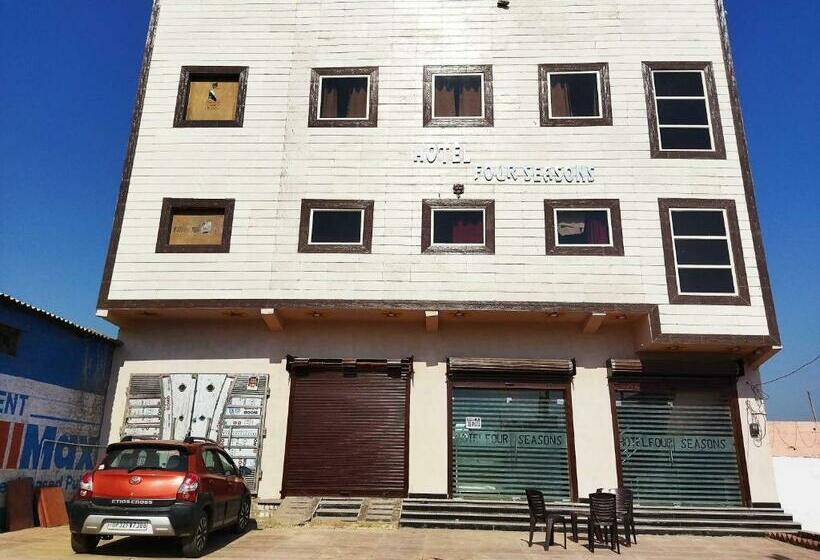 호텔 Pop 85307  Four Seaons