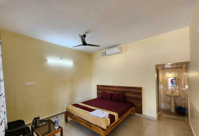 בית מלון כפרי Staymaker Murdeshwar Beach House