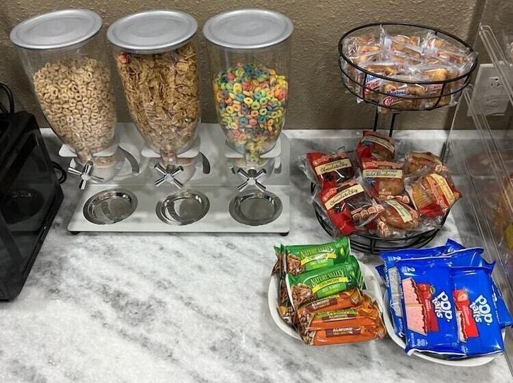 בית מלון כפרי Super 8 By Wyndham Paducah I24 Exit 4