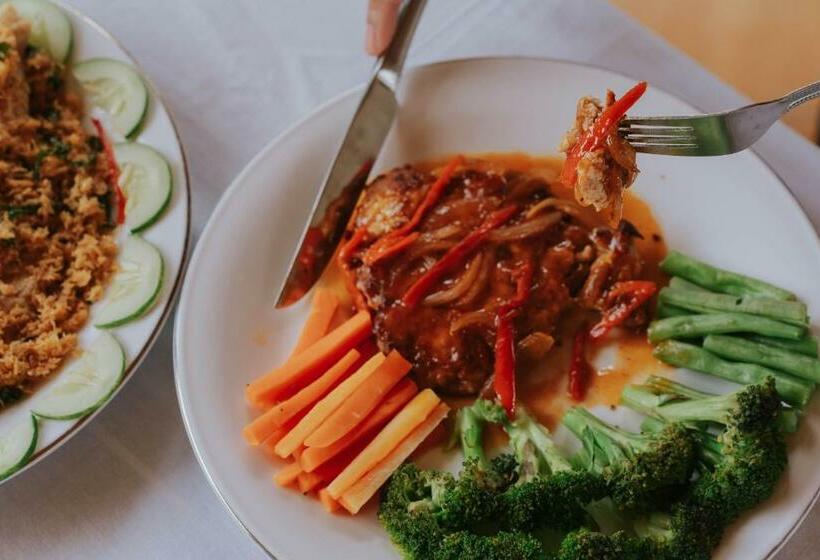 Nirvana Hotel Resort Tetebatu