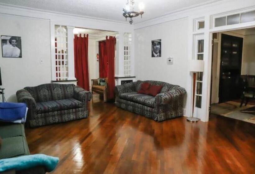 פנסיון Historic House On The Hilldownstairs Only