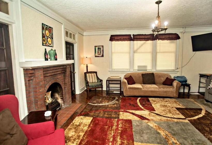 פנסיון Historic House On The Hilldownstairs Only