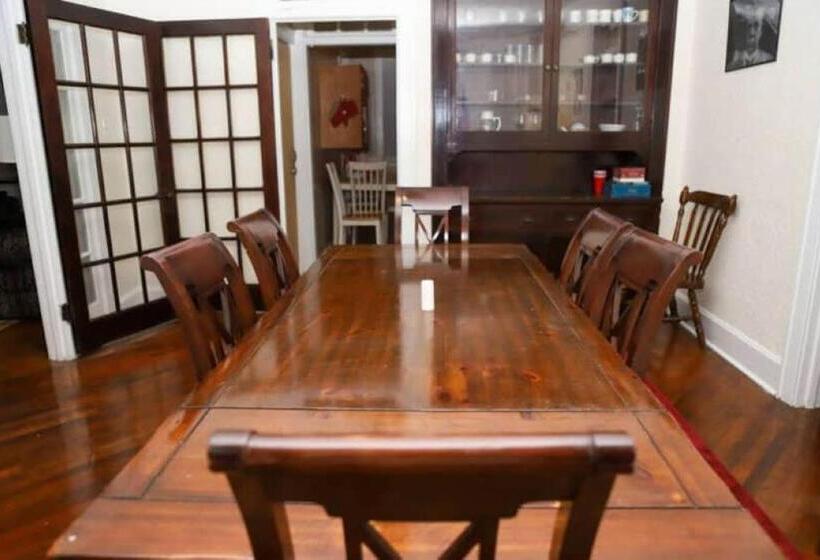 פנסיון Historic House On The Hilldownstairs Only