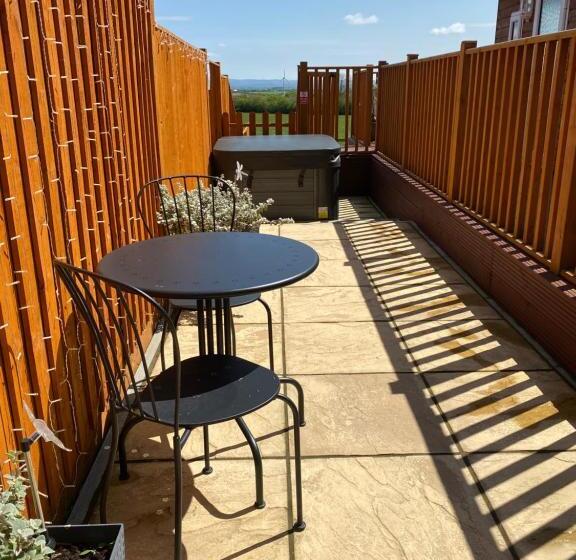 The Beehive  Stunning Views   Hot Tub   Romantic