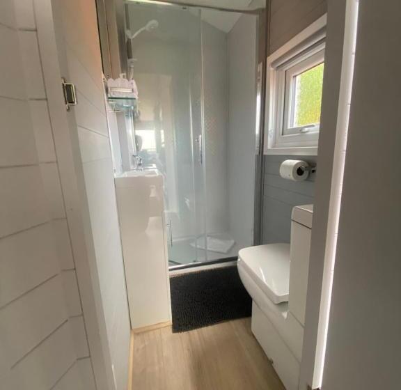 The Beehive  Stunning Views   Hot Tub   Romantic