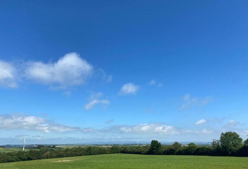 The Beehive  Stunning Views   Hot Tub   Romantic