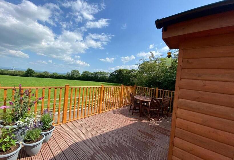 The Beehive  Stunning Views   Hot Tub   Romantic