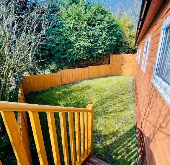 The Beehive  Stunning Views   Hot Tub   Romantic