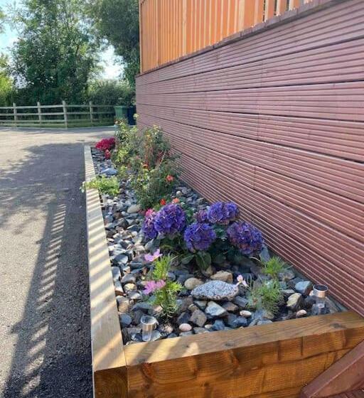 The Beehive  Stunning Views   Hot Tub   Romantic