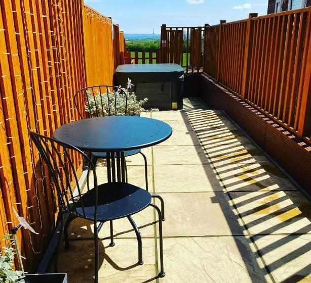 The Beehive  Stunning Views   Hot Tub   Romantic