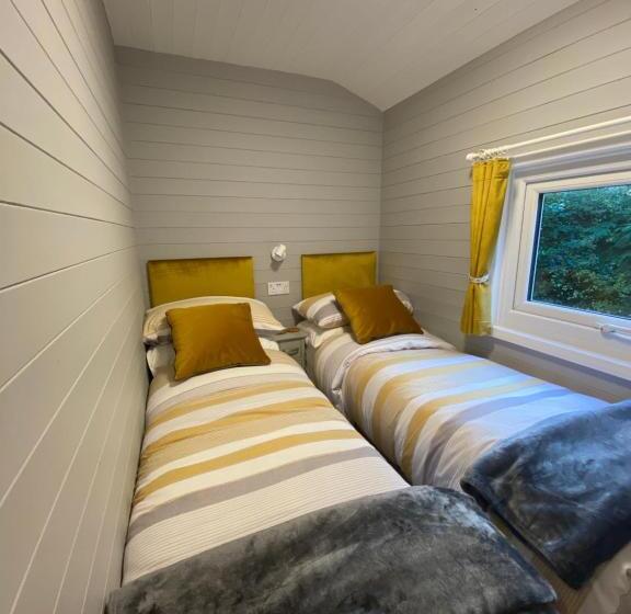 The Beehive  Stunning Views   Hot Tub   Romantic