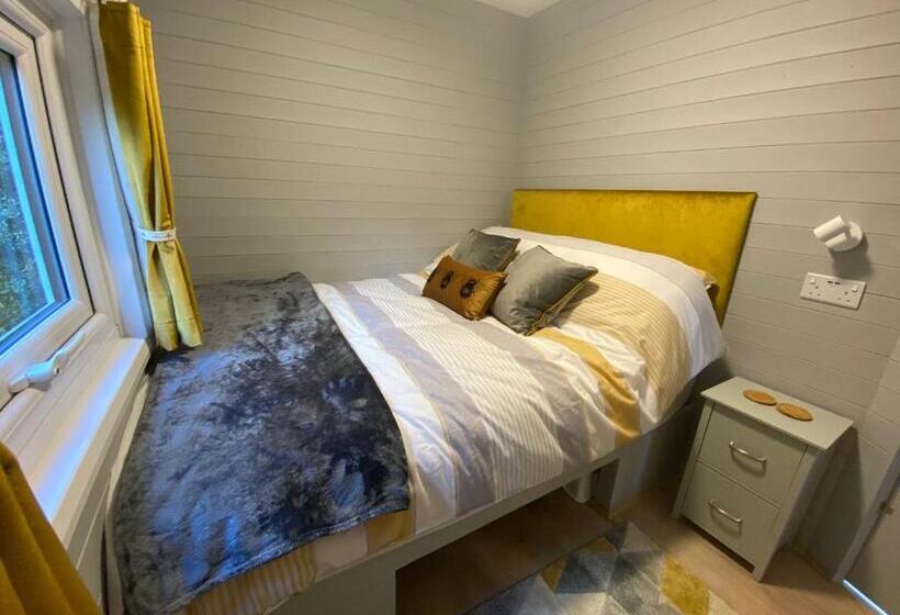 The Beehive  Stunning Views   Hot Tub   Romantic