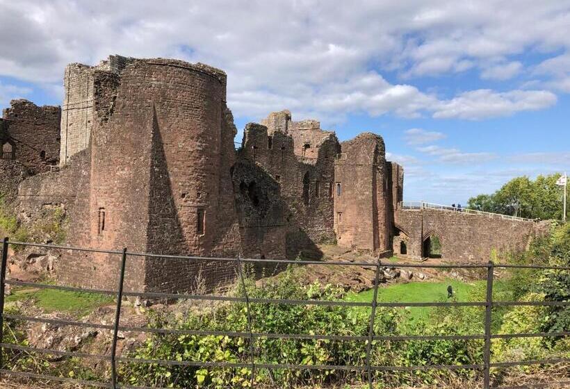 Woodcutters Barn, Overlooking Ledbury & Malvern Hills