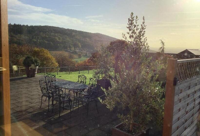 Woodcutters Barn, Overlooking Ledbury & Malvern Hills