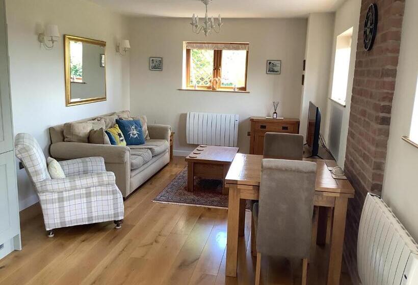 Woodcutters Barn, Overlooking Ledbury & Malvern Hills