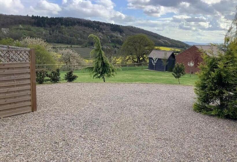 Woodcutters Barn, Overlooking Ledbury & Malvern Hills