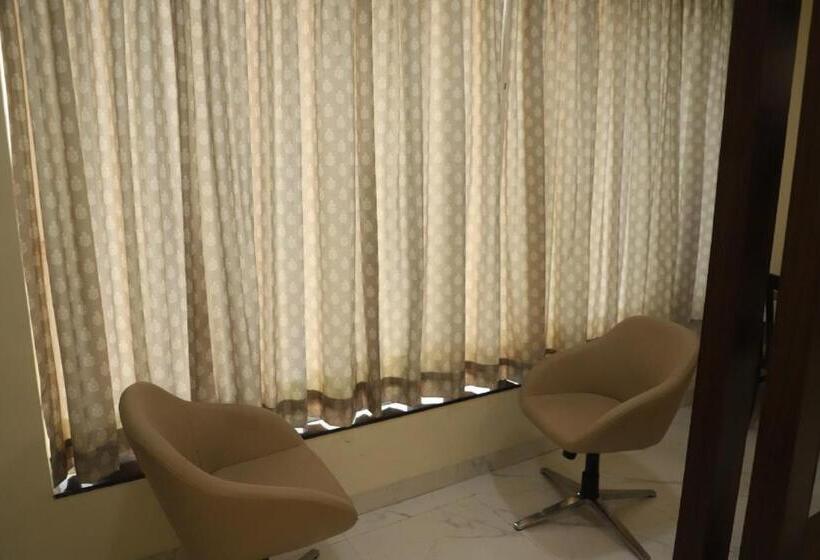 בית מלון כפרי Id Square Residency Parbhani