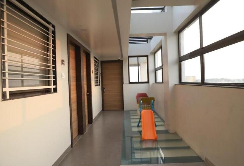 בית מלון כפרי Id Square Residency Parbhani