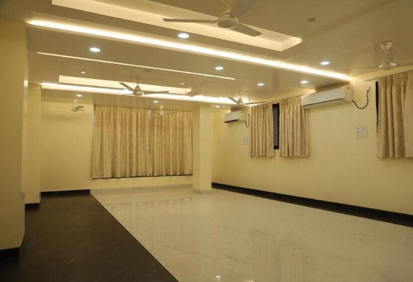 בית מלון כפרי Id Square Residency Parbhani