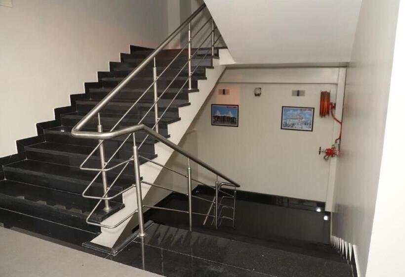 בית מלון כפרי Id Square Residency Parbhani