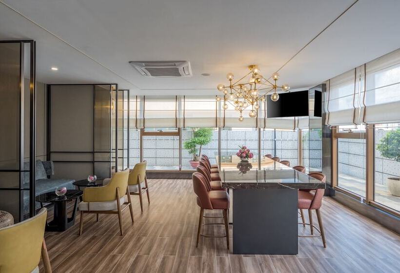 בית מלון כפרי Oakwood Premier Phnom Penh