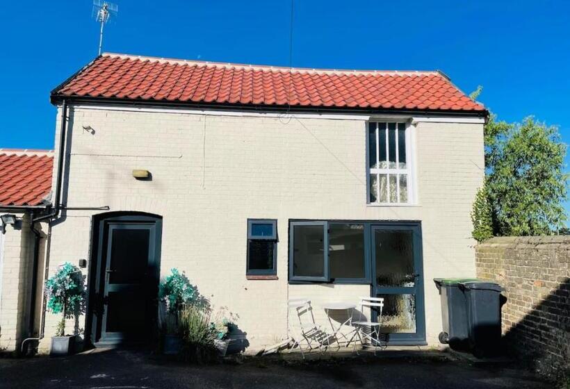 Light Airy Detached Annex 2 Min Walk Train Station