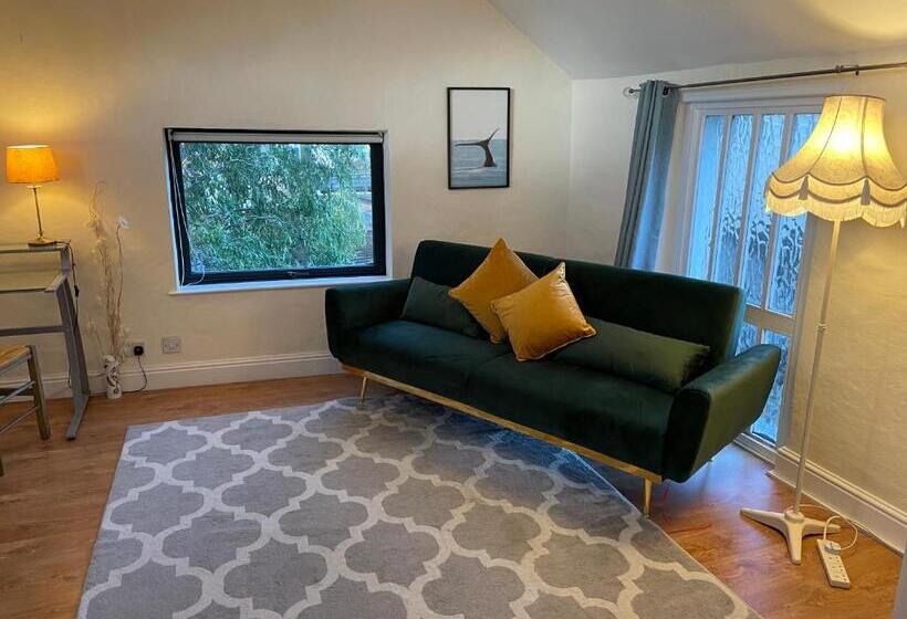 Light Airy Detached Annex 2 Min Walk Train Station