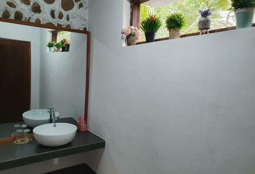 ペンション Amban Beach House