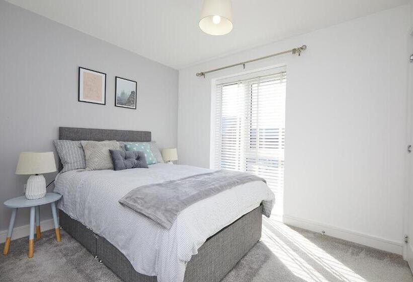 Royal Derby Hospital 3 Bed Town House